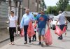 Voluntari din Popești-Leordeni, alături de primarul Petre Iacob, adunând gunoaiele de pe Str. Biruinței