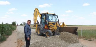 Primarul Gheorghe Covrigea pe șantierul lucrărilor de asfaltare a drumurilor din comuna