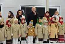 A început magia sărbătorilor de iarnă. S-a deschis Târgul de Crăciun din Clinceni, cu spectacole zilnice şi comercianţi locali