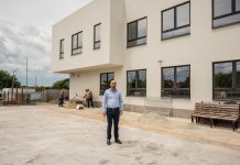 Prima grădiniţă cu program prelungit din Ştefăneştii de Jos este pregătită pentru inaugurare. Unitatea de învățământ este complet mobilată, iar în această perioadă se mai execută mici lucrări de finisare și retușuri, înainte de recepția finală